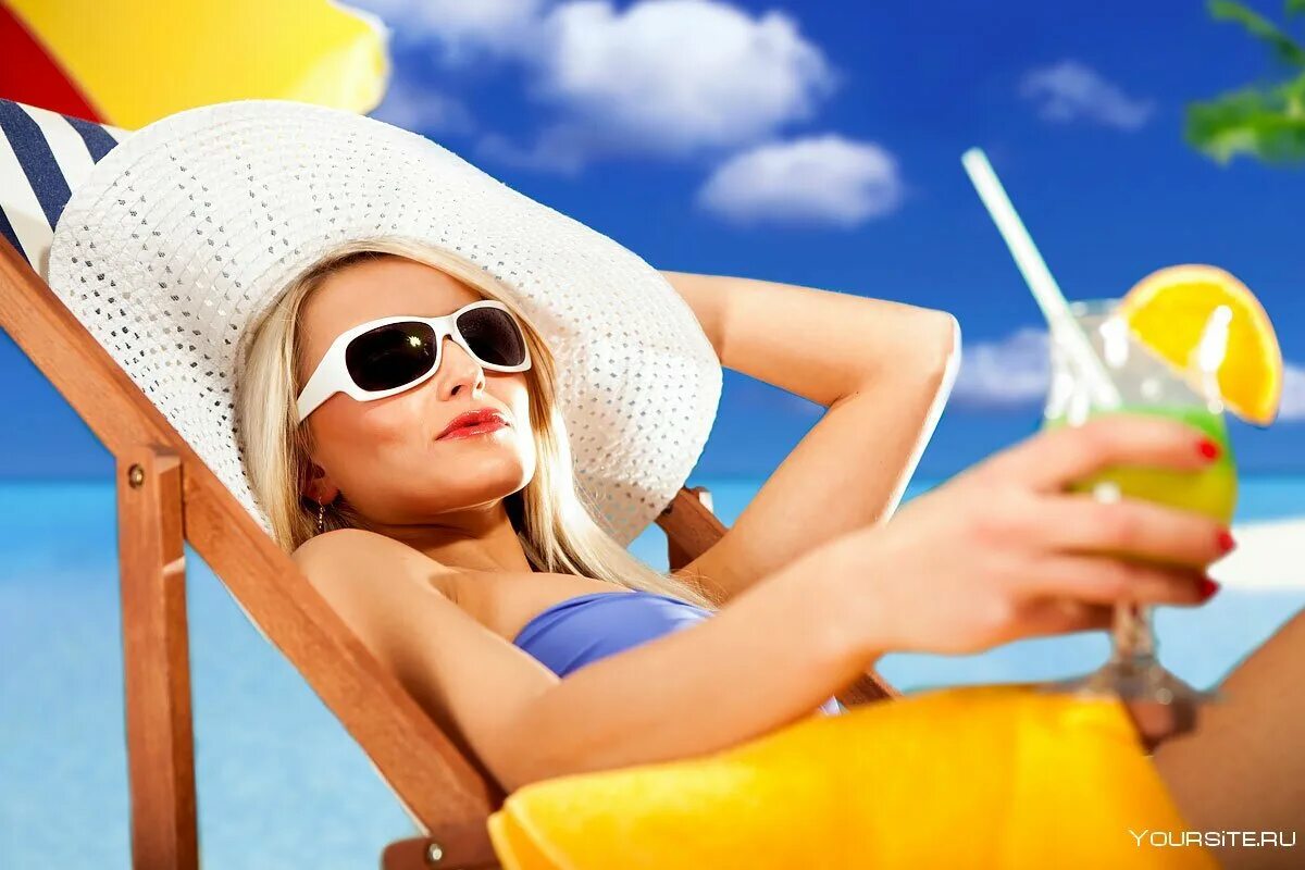 Телеграм канал мармарис. Турция жара. Девушка на море с коктейлем. Жарко в турции. Турция жара.