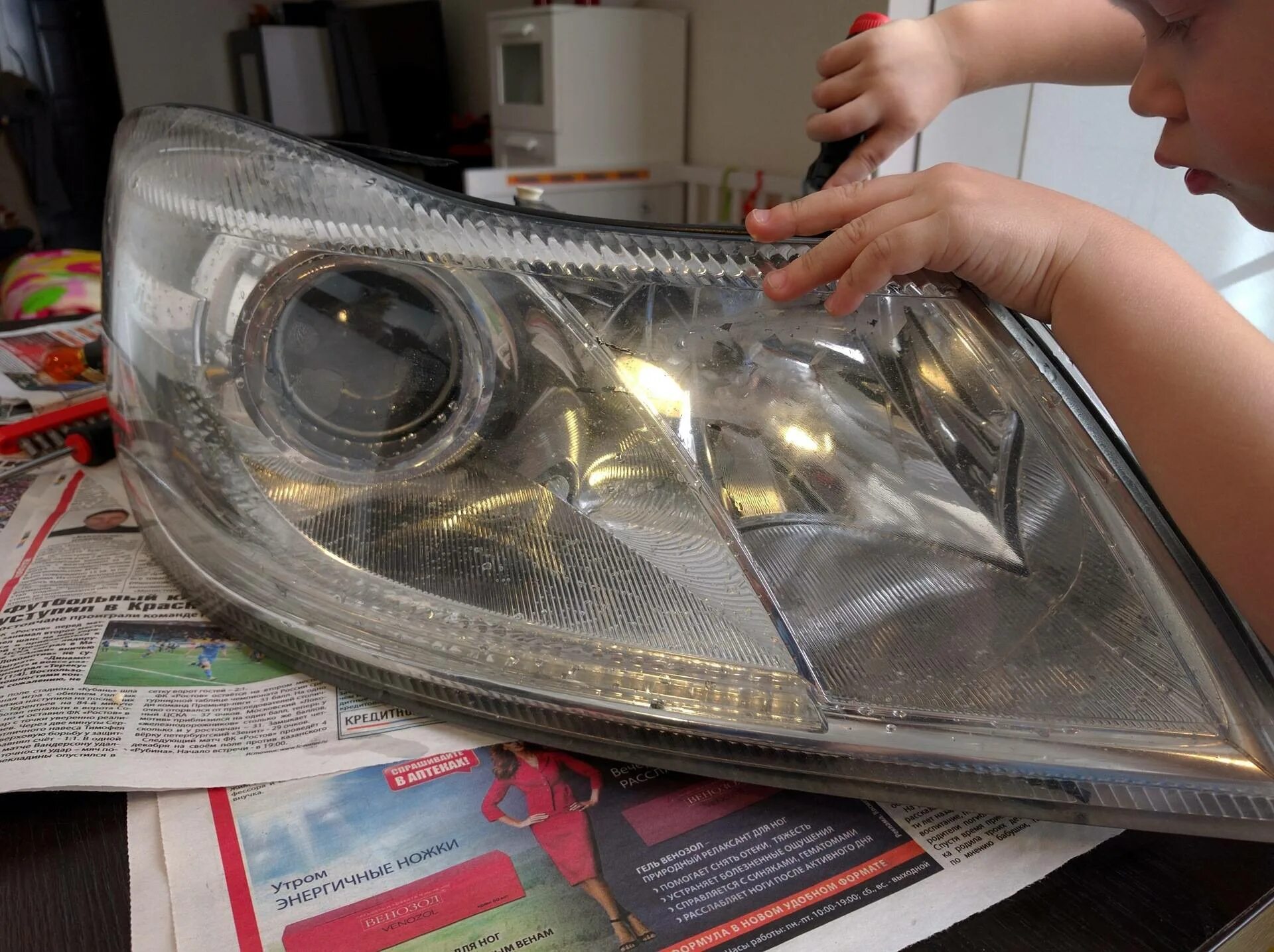 Замена стекла фары своими руками. Стекла фар шевроле круз. Замена стекла фары своими руками. Отражатель фары шкода октавия а5. Замена стекла фары своими руками.