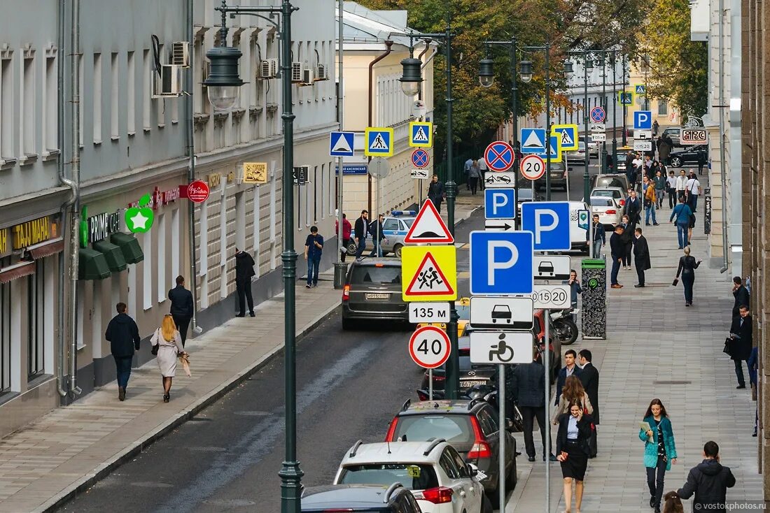 Дорожные знаки на улице. Дорожные знаки на улицах города. Знаки на улице города. Много знаков.