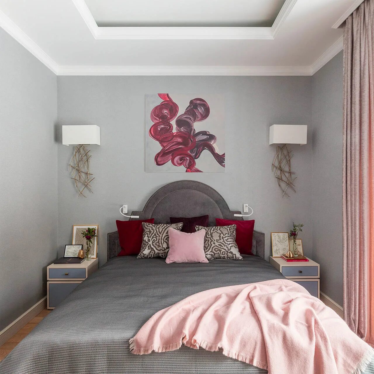 Спальня с розовыми акцентами. Спальня в серо розовых тонах. Розово серая спальня. Серая спальня с розовыми акцентами.