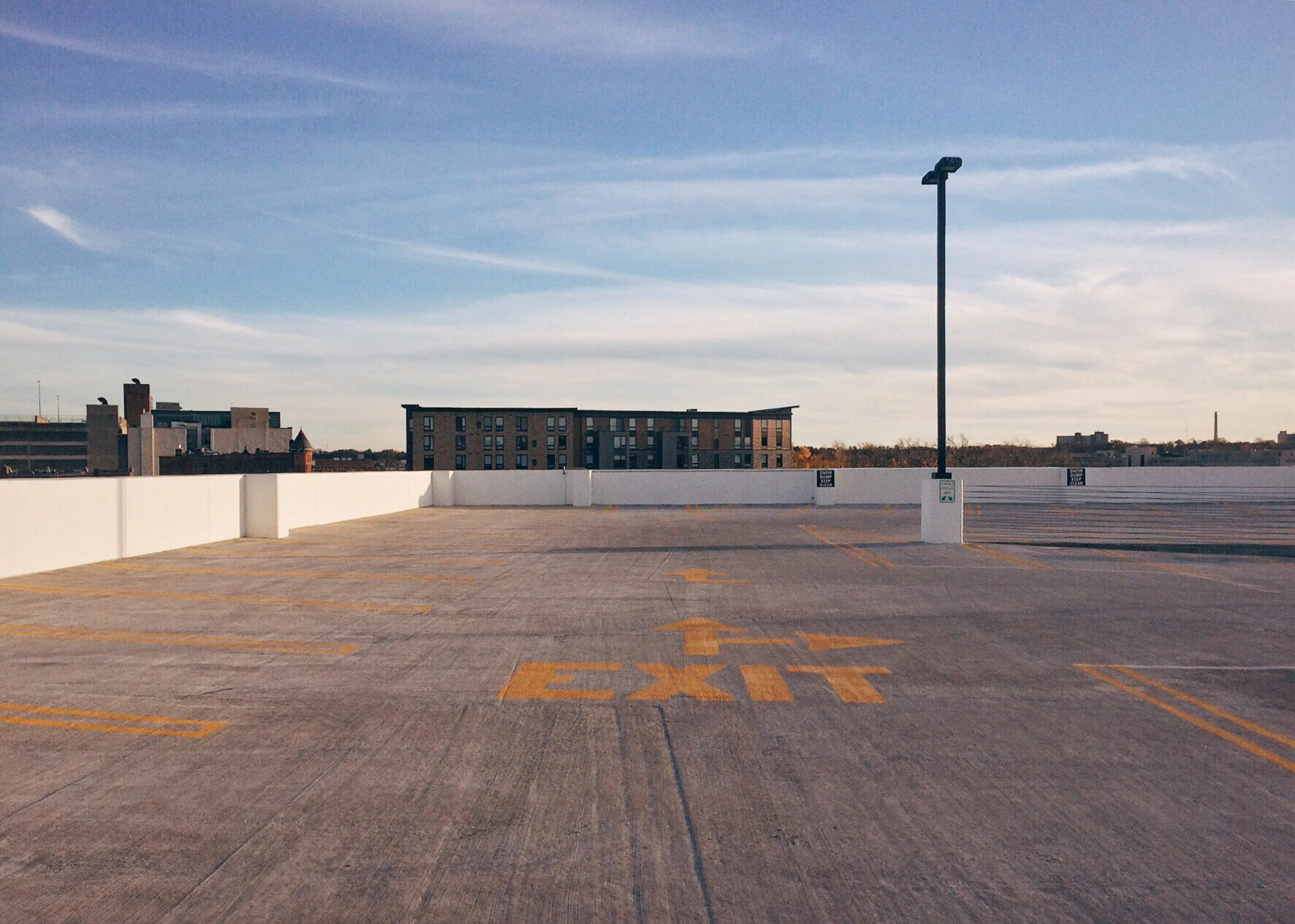 Фон город стоянка. Пустая площадка. Пустая парковка. Парковка фон для фотошопа.