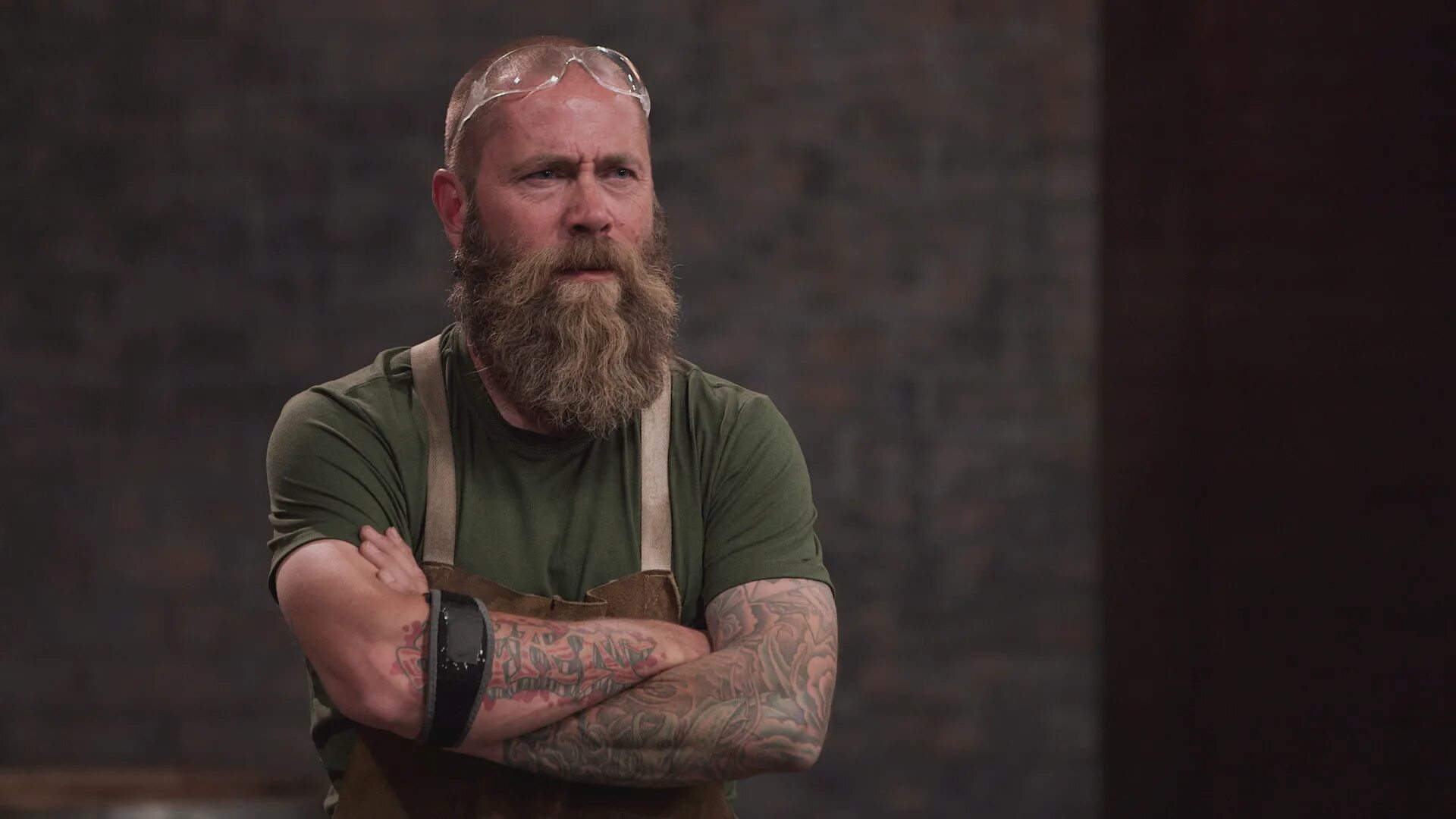 Между молотом и наковальней лучше. Наковальня с молотом. Между молотом и наковальней мечи. Между молотом и наковальней лучше. Между молотом и наковальней судьи.