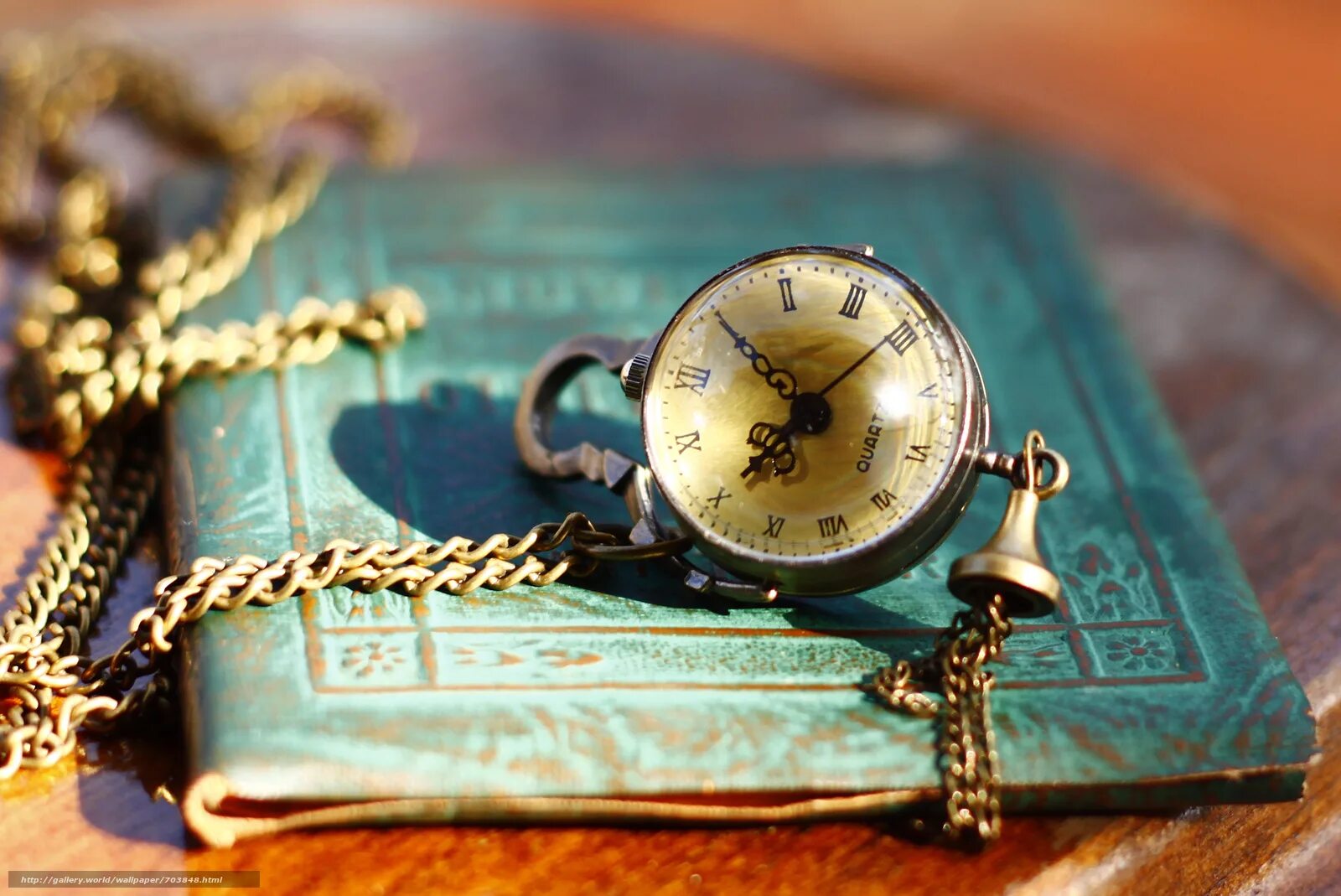 Былыя часы. Красивые старинные часы. Старинные часы на столе. Винтажные часы. Старинные Винтажные часы.