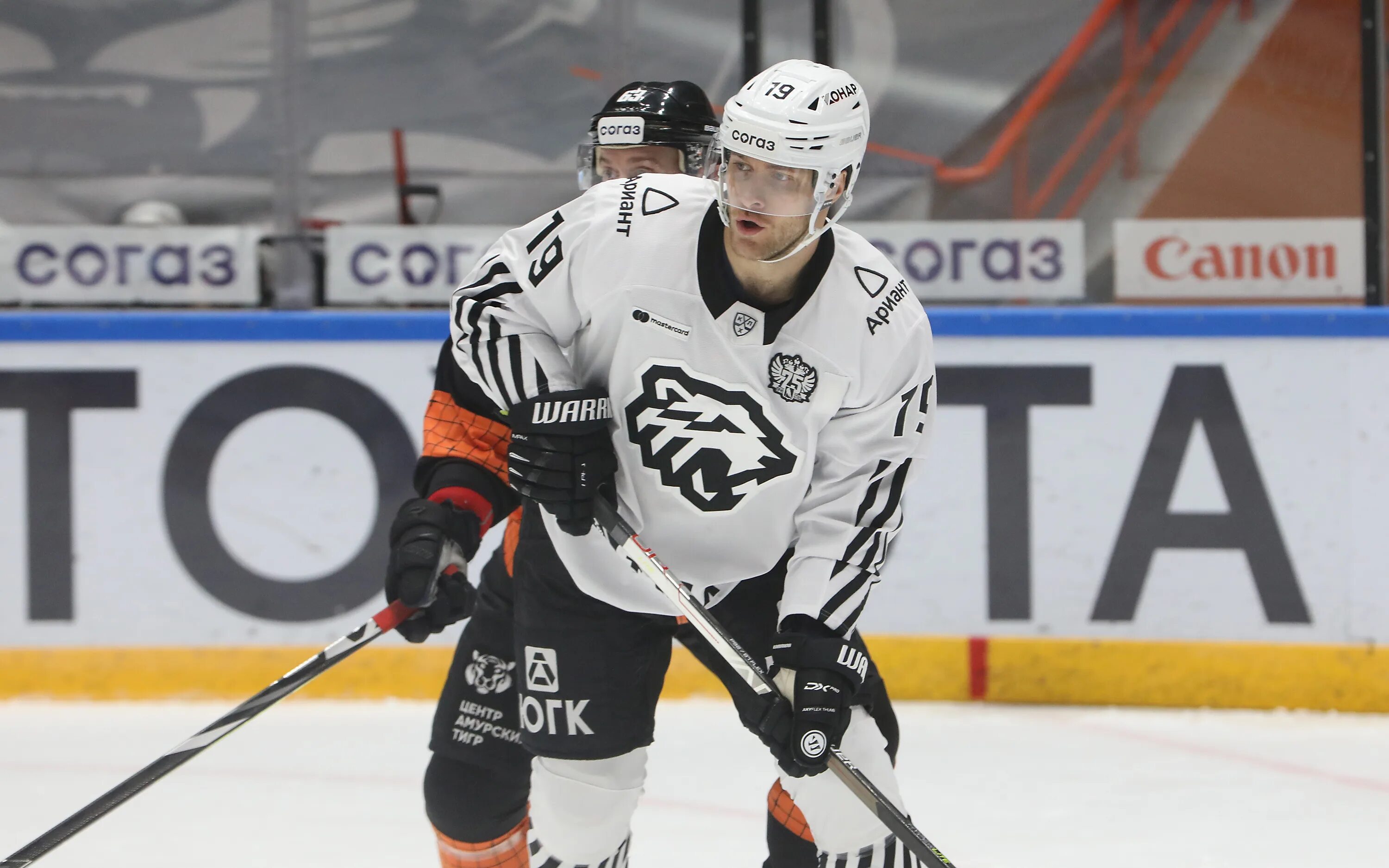 Трактор барыс 19 января. 9 января трактор. Хоккейная школа сергея макарова эмблема. 27 01 2014 амур трактор. Трактор амур.