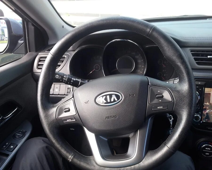 Подогрев руля рио 3. Руль Kia Rio 3. Руль Киа Рио 3 дорестайлинг. Руль Kia Rio 2014. Руль Киа Рио 3 Рестайлинг с подогревом.