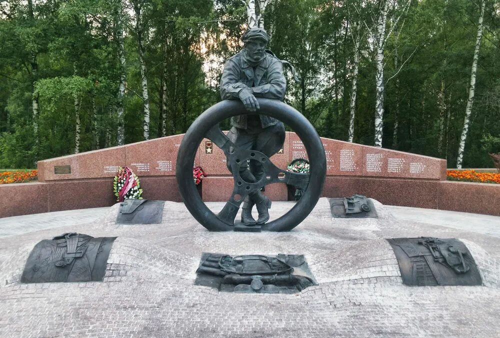 Памятник военным автомобилистам в москве. Метро тропарево памятник автомобилистам. Памятник полуторке на дороге жизни. Памятник военным водителям в брянске. Вольск памятник автомобилистам.