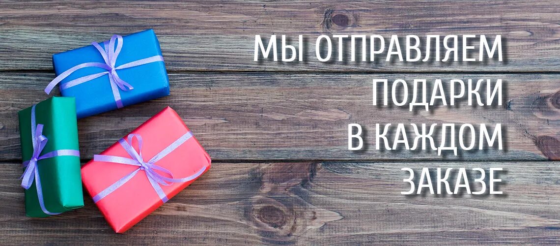 необычный подарок девушке. девушка дарит подарок. дарение подарков. каждый дарит подарок каждому. вручение подарка.