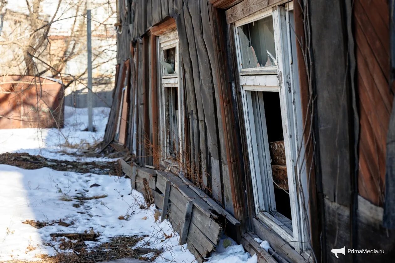 Снос. Барак под снос. Бараки хабаровск. Бараки хабаровск. Барак жилье.