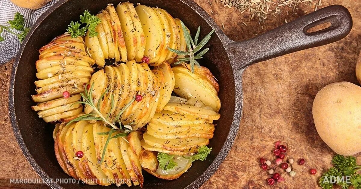 Картошка по-деревенски в духовке. Блюда из картошки морковки. Картофель тушеный с овощами. Картошка жареная с морковью и луком. Праздничные блюда из картошки.