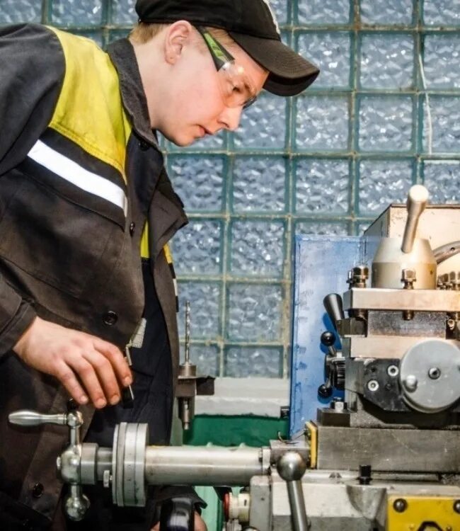 Токарь расточник. Алтайский приборостроительный завод ротор. Лучший по профессии токарь. Токарь карусельщик. Оао желдорреммаш воронеж.