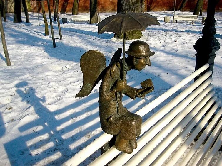 Скульптура Петербургский ангел в Измайловском саду. Измайловский парк Санкт-Петербург ангел. Ангел в Измайловском саду в Санкт-Петербурге зимой. Петербургский ангел на скамейке в Измайловском саду. Парк клево