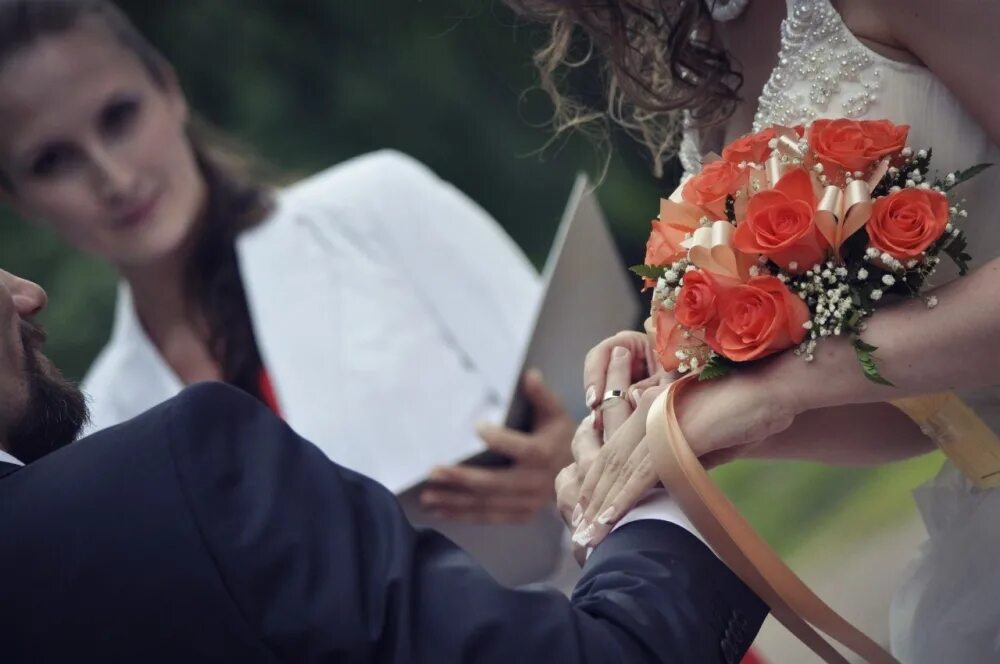 Подарок жениху на свадьбу от невесты. Жених дарит невесте. Жених дарит колбасу. Подарок на свадьбу. Букет невесты.