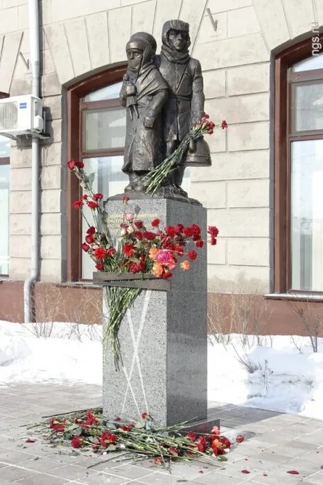 Как называется памятник детям блокадного ленинграда. Памятник блокадным детям в омске. омск памятник детям блокадникам. памятник детям блокады ленинграда омск. памятник детям блокадного ленинграда.