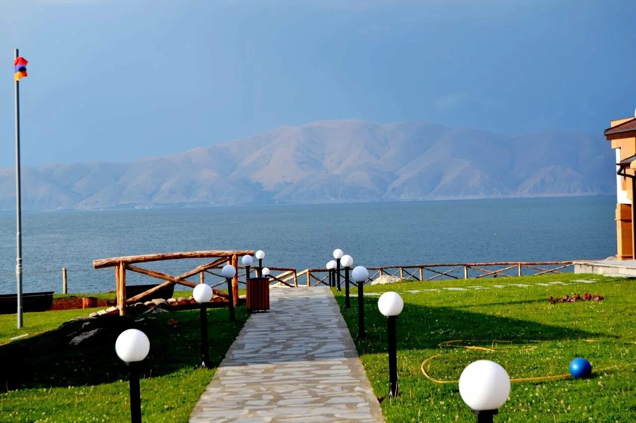 Армения отдохнуть. Tsovasar family rest complex севан. отели на озере севан в армении. озеро севан армения. ереван озеро севан пляж.
