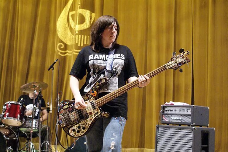 Летов играет на гитаре. Бас гитара егора летова. rickenbacker летов. gibson sg егора летова. наталья чумакова бас гитара.