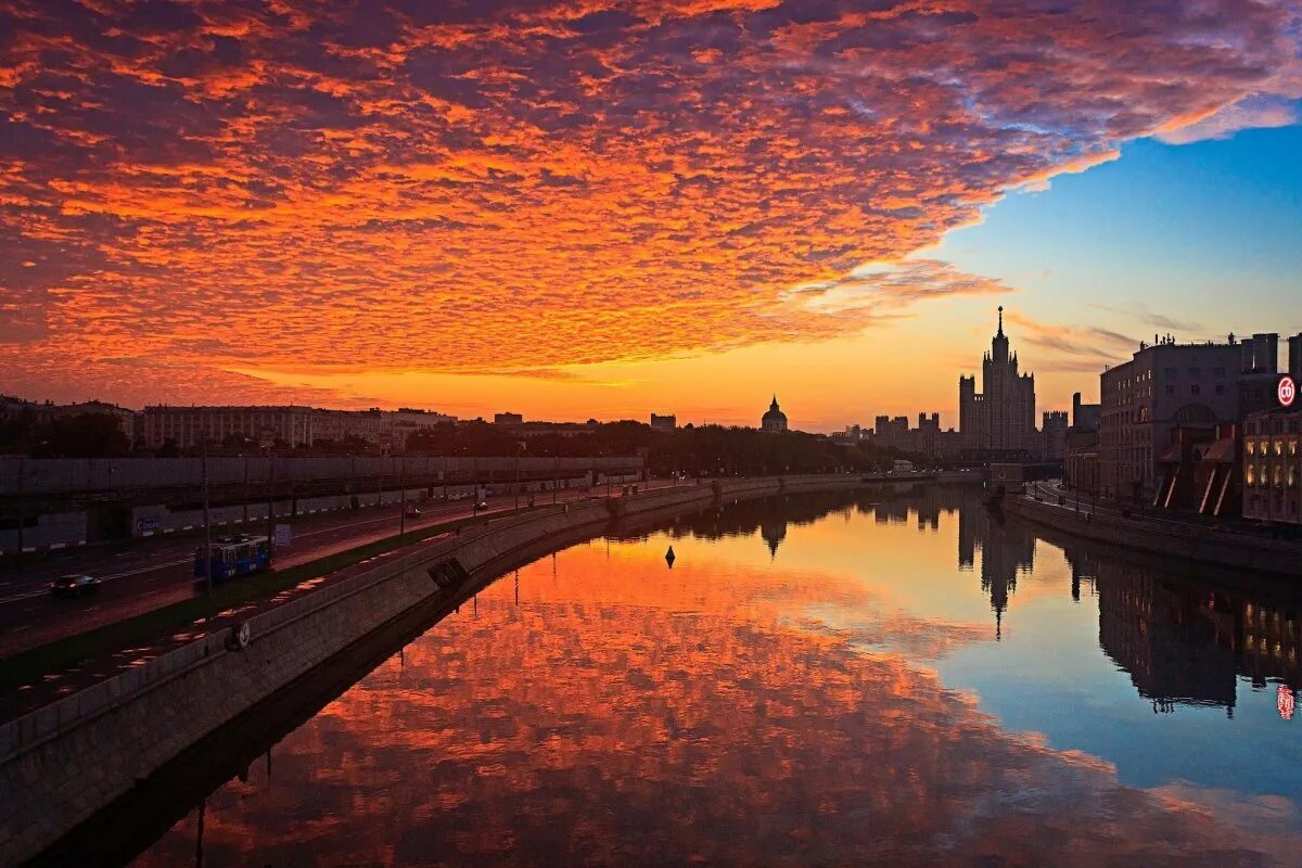 Красивый закат в Москве. Рассвет в городе. Рассвет в Москве. Красивый рассвет в городе.