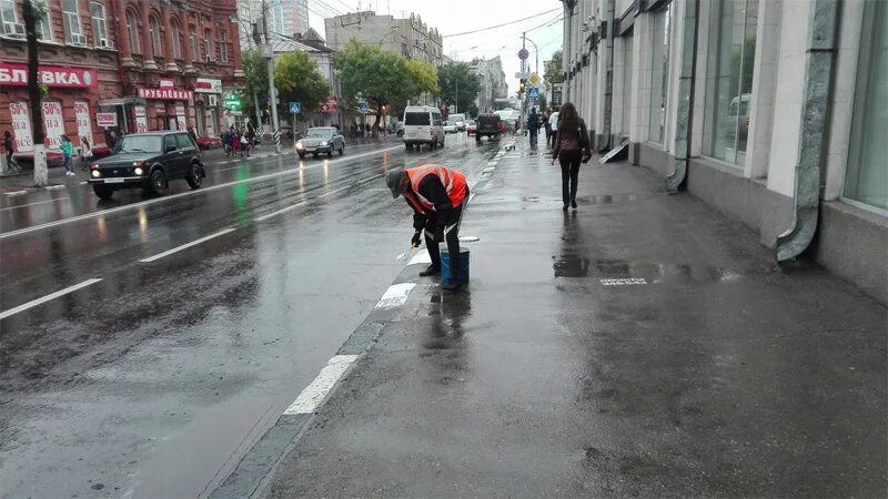Можно ли красить в дождь на улице. Поребрик под дождем. покраска бордюров. красит в дождь. бордюры под дождем.