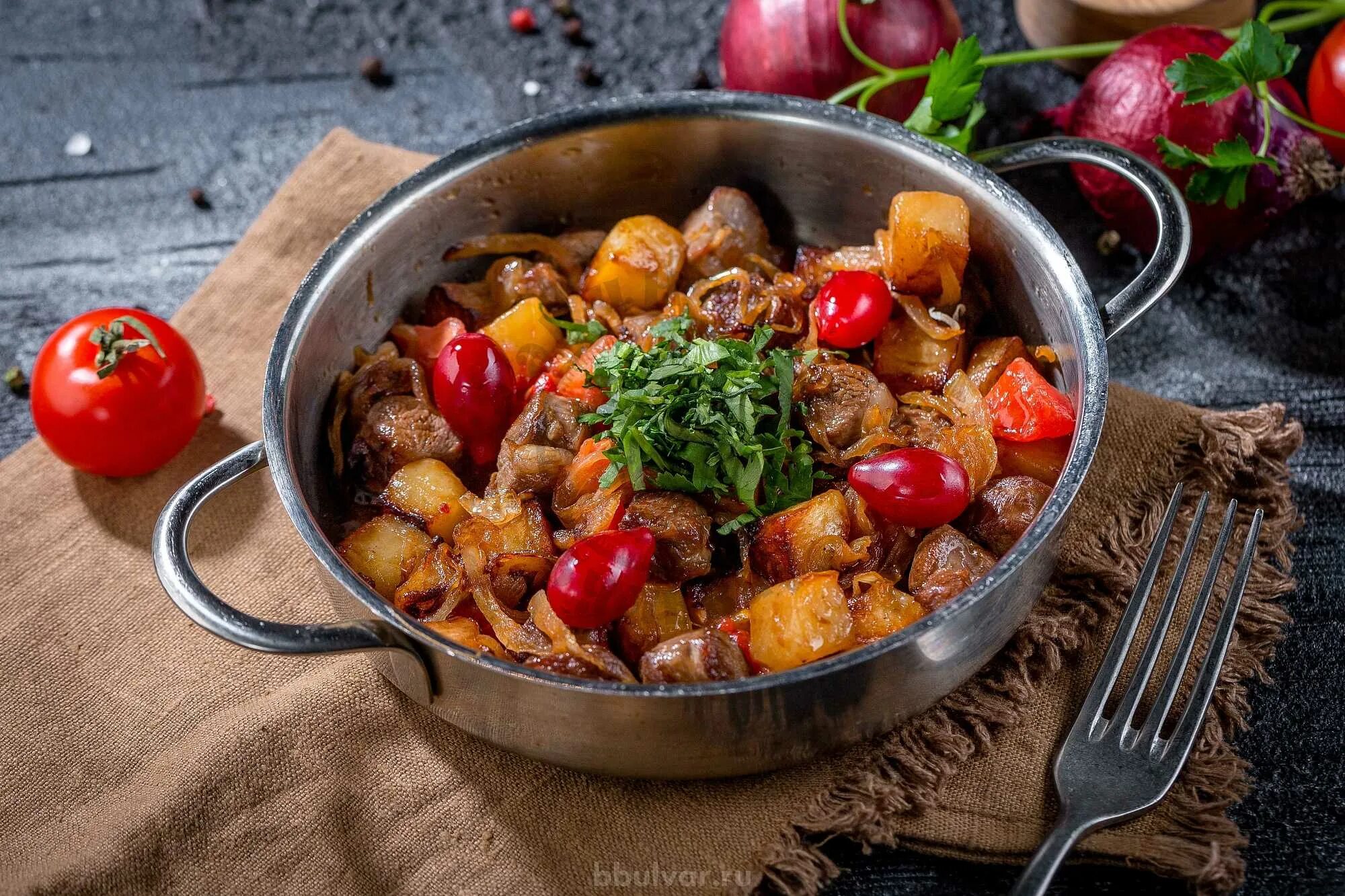 Блюдо с картошкой и овощами