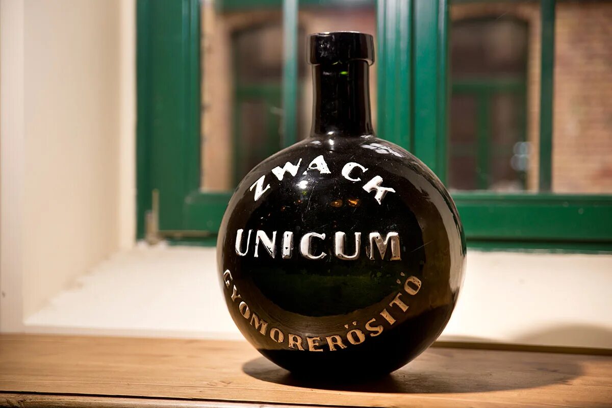 Круглые бутылочки. Zwack Unicum Будапешт. Круглая бутылка. Круглая бутылка Будапешт Unicum. Ликер в Будапеште.