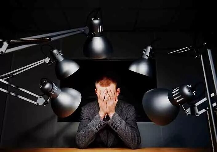 следователь и преступник. допрос с лампой. допрос свидетеля. допрос свидетеля. принуждение психологическое.