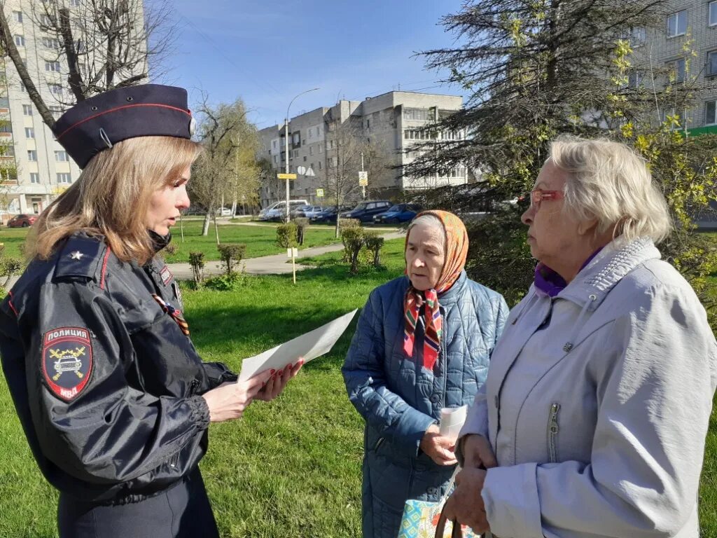 Мероприятия для пожилых людей. Новости Брянска. Сотрудники ГИБДД для пожилых людей на улице. ГИБДД напоминает Брянск. Главные новости брянска