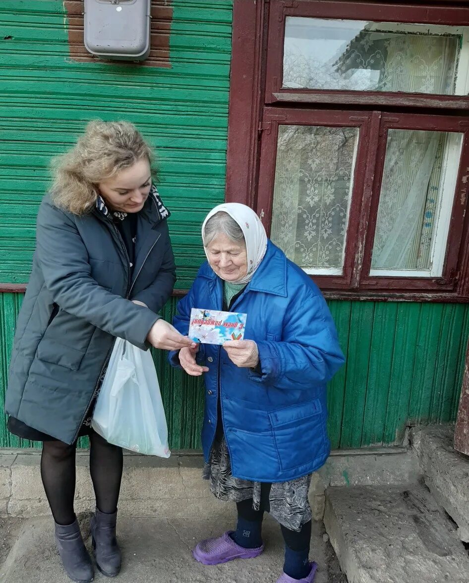 соцработник на дому. консультирование пожилых. соцработник приходит. соцработник приходит. услуги для пожилых людей.