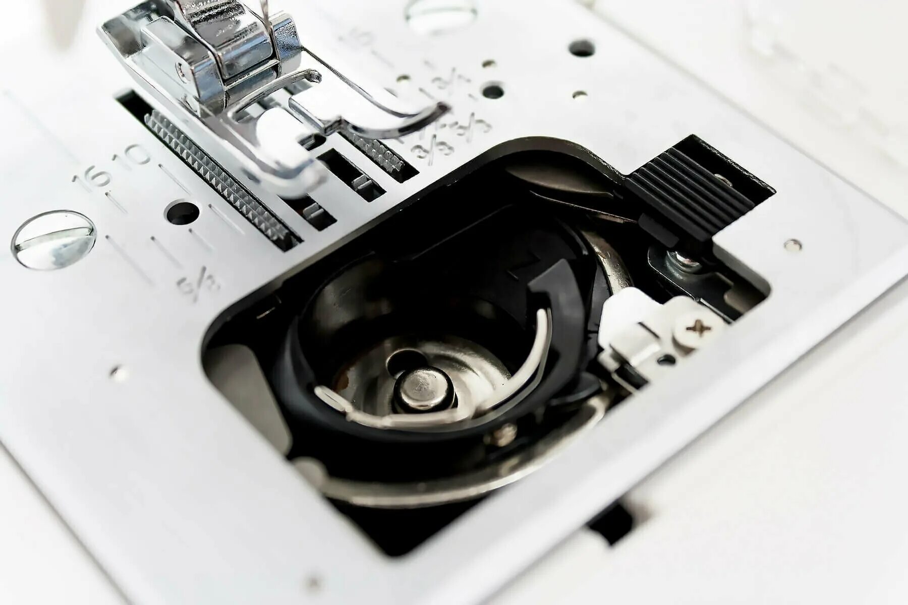 челнок для швейной машины janome. горизонтальный челнок в швейной джаноме. челнок для швейной машинки brother. швейная машинка brother innov 20. швейная машинка джуки горизонтальный челнок.