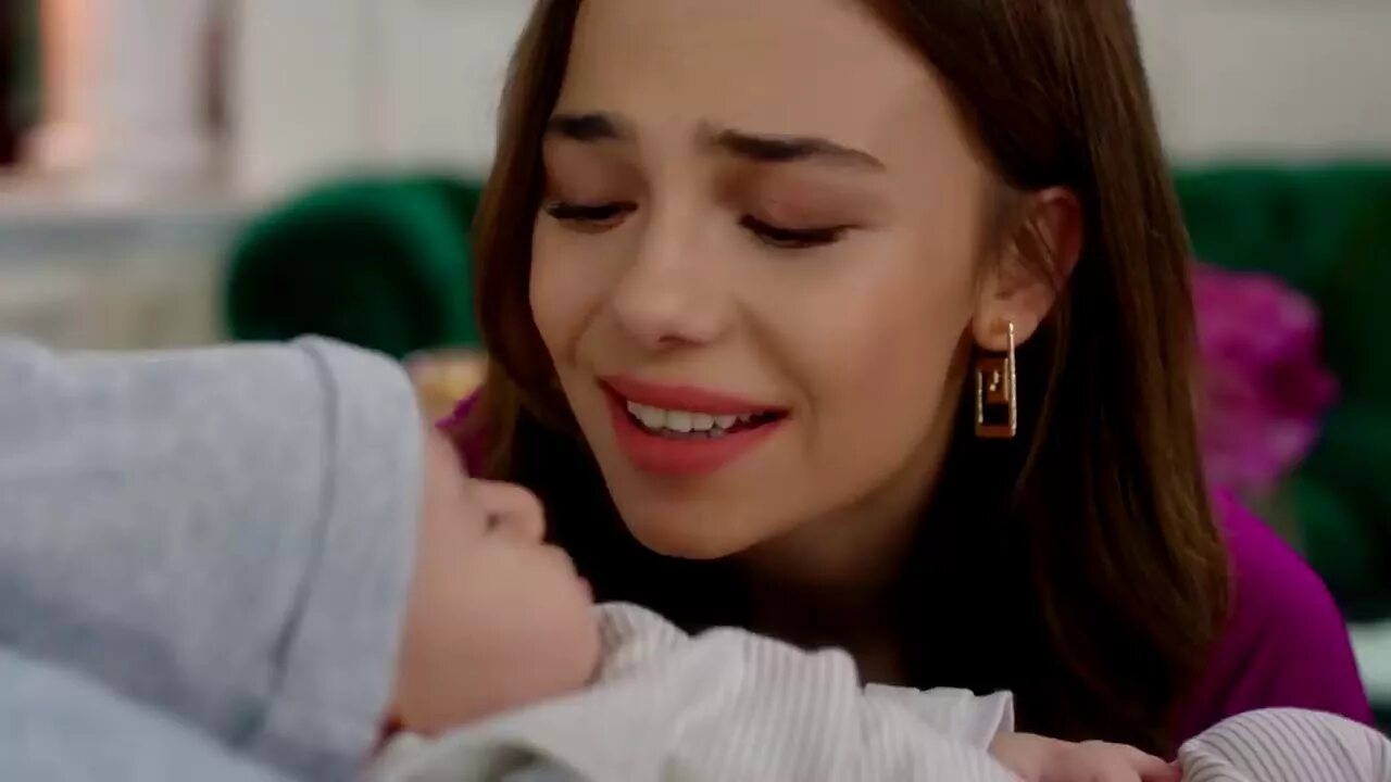 Жестокий стамбул за кадром. Джерен карачай жестокий стамбул. Джерен и её ребёнок. Жестокий стамбул ребенок джерен. Джерен потеряла ребенка.