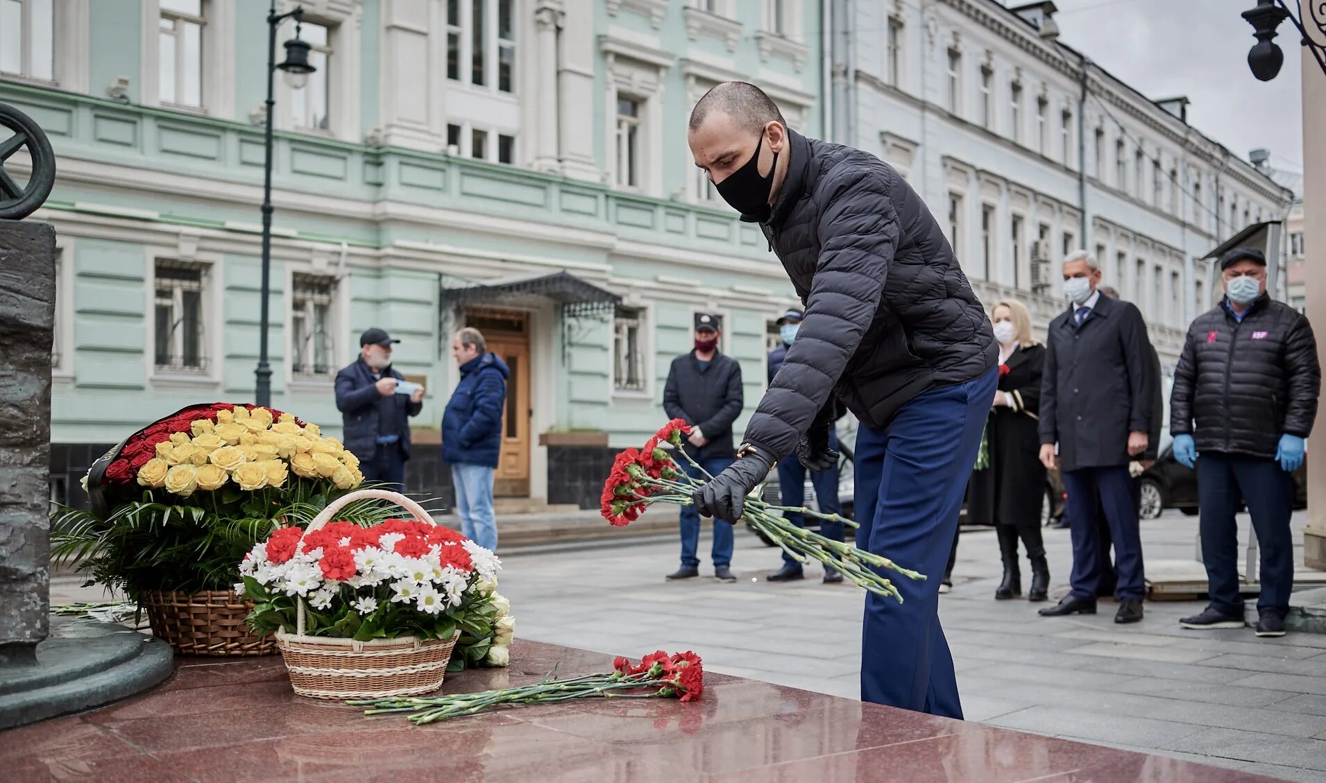 Возложить гвоздику. Возлагать цветы к памятнику. Возложение цветов к памятнику. Возложение гвоздик к памятнику. Цветы для возложения к памятнику.