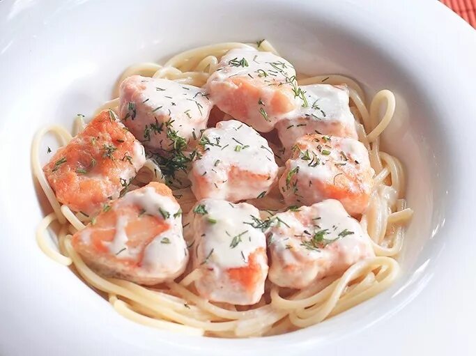 Фетучини с копченым лососем в сливочном соусе. Форель под сливочным соусом. Паста фетучини с лососем. Фетучини паста с лососем в сливочном. Фетучини с лососем и креветками.