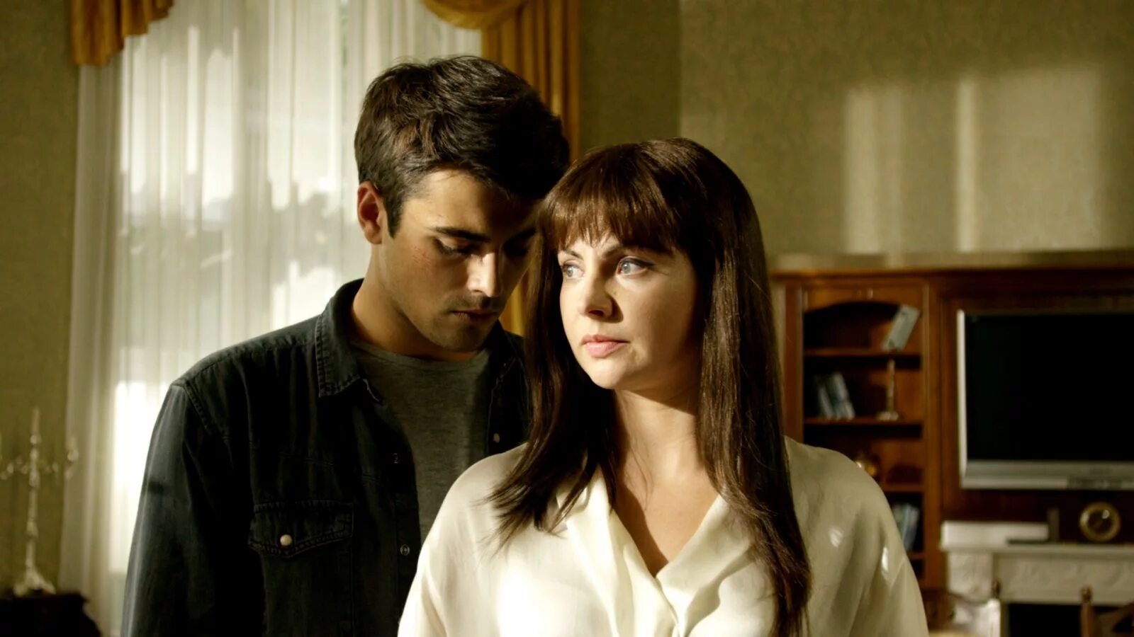 Кирилл дыцевич хороший парень сериал. Девушка в наушниках. Келли харт диджей. Человек в наушниках. Хороший парень песня слушать.