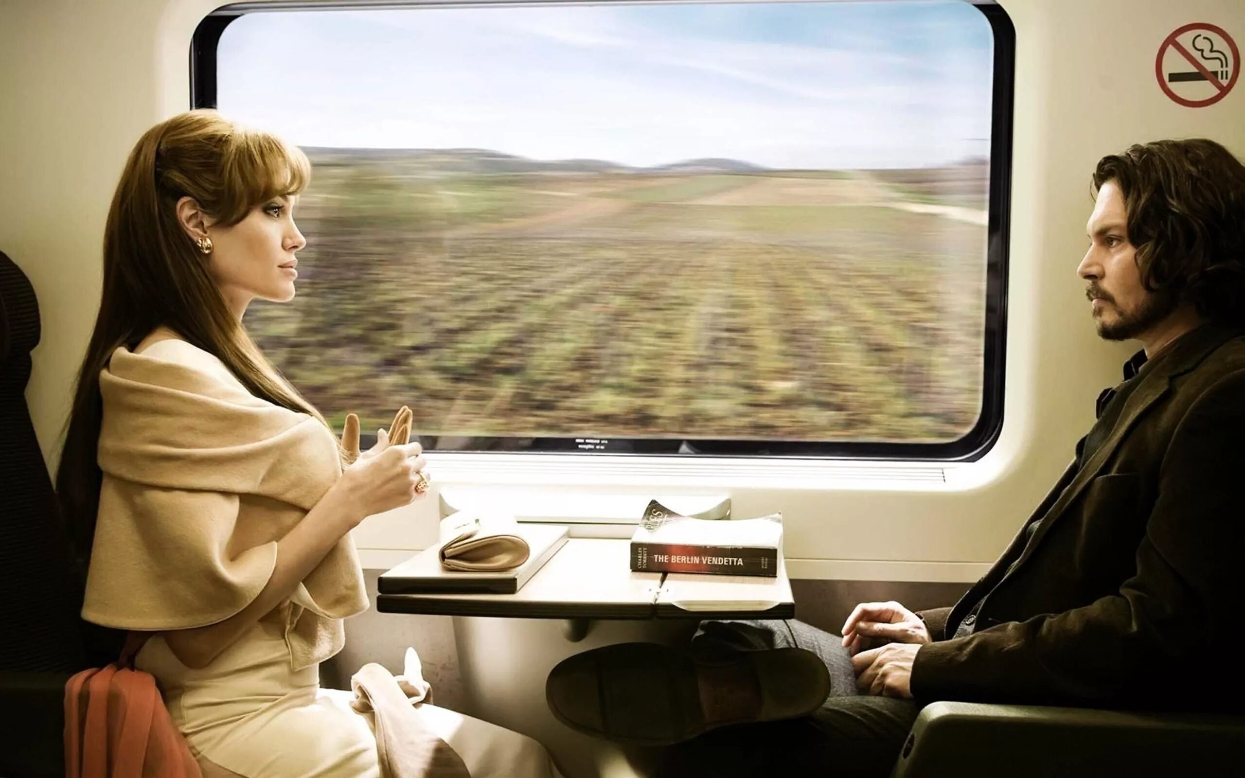 Едет утром в электричке. Джонни Депп и Анджелина Джоли турист (2010).