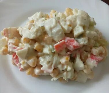Простой салат с крабовыми палочками и яйцами