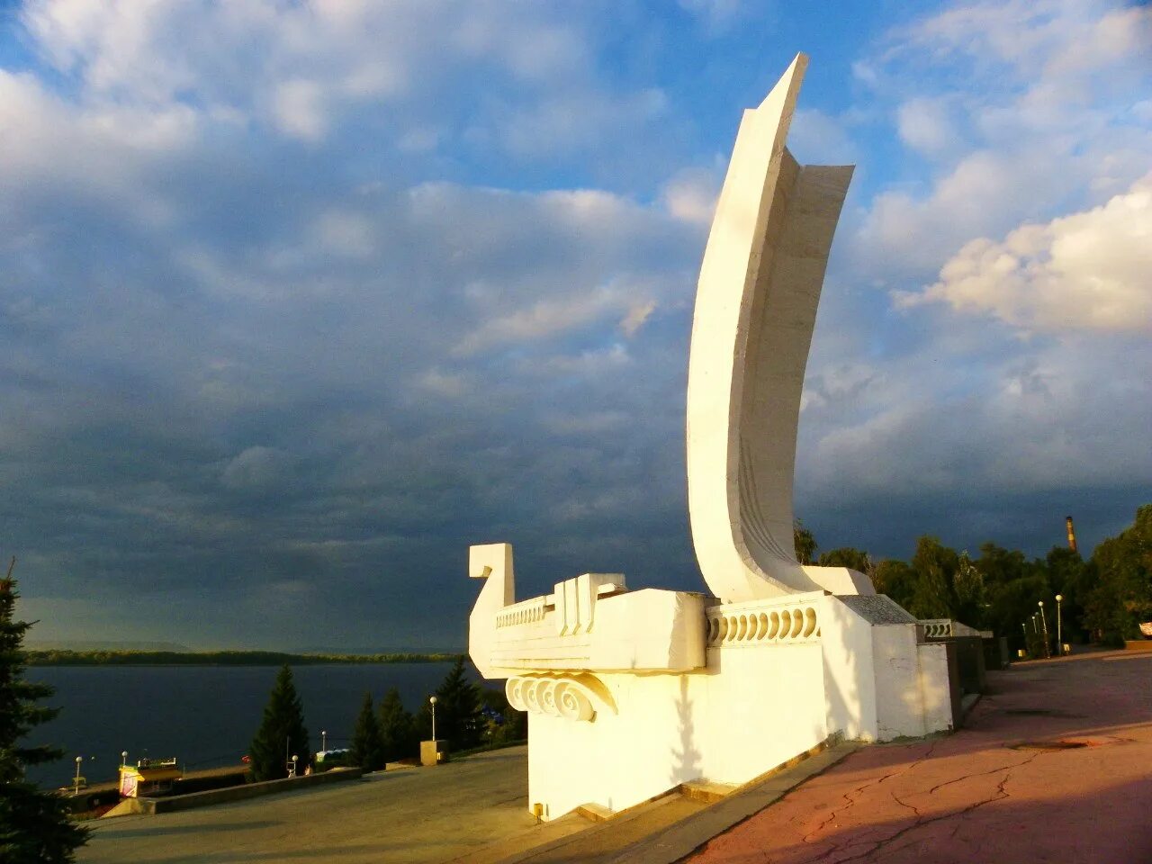 Памятник ладья. Монумент «Самарская Ладья» Самара. Ладья Самара памятник. Стела Ладья Самара.