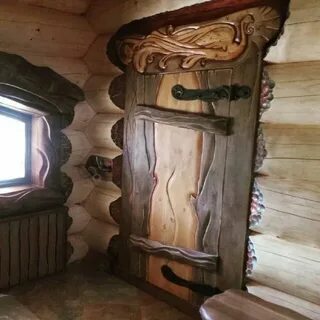 Дверь делает из дерева