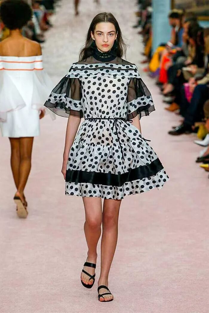 Платье модные 2019. Carolina herrera весна лето 2019. каролина эррера коллекция весна лето 2019. каролина херрера платье в горох. платье каролина эррера горохи подиум.
