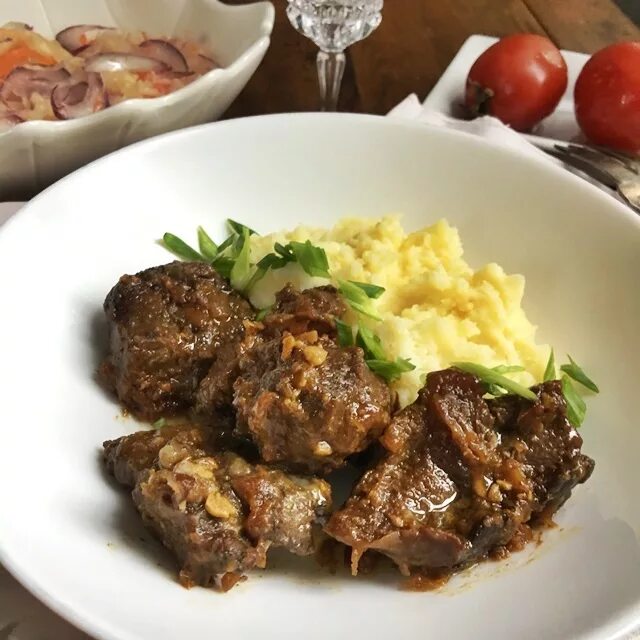 Блюда из баранины на костре. Мясо с овощами в казане на плите. Жареная говядина в казане. Говяжьи ребра в казане. Говяжьи ребра тушеные с овощами.