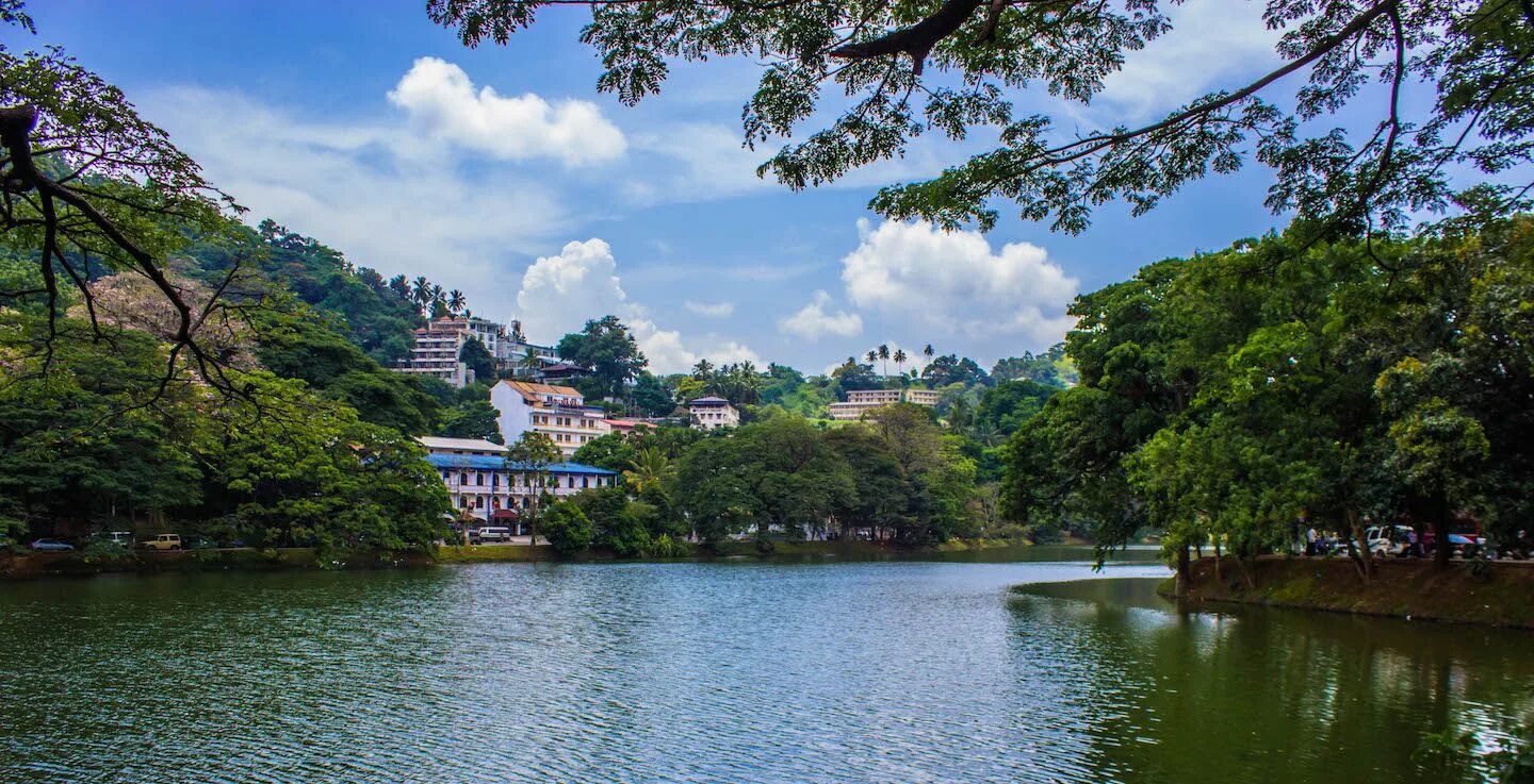 Г канди. Канди Шри Ланка. Озеро Канди Шри Ланка. Kandy Lake Канди. Шри-Ланки - город Канди.