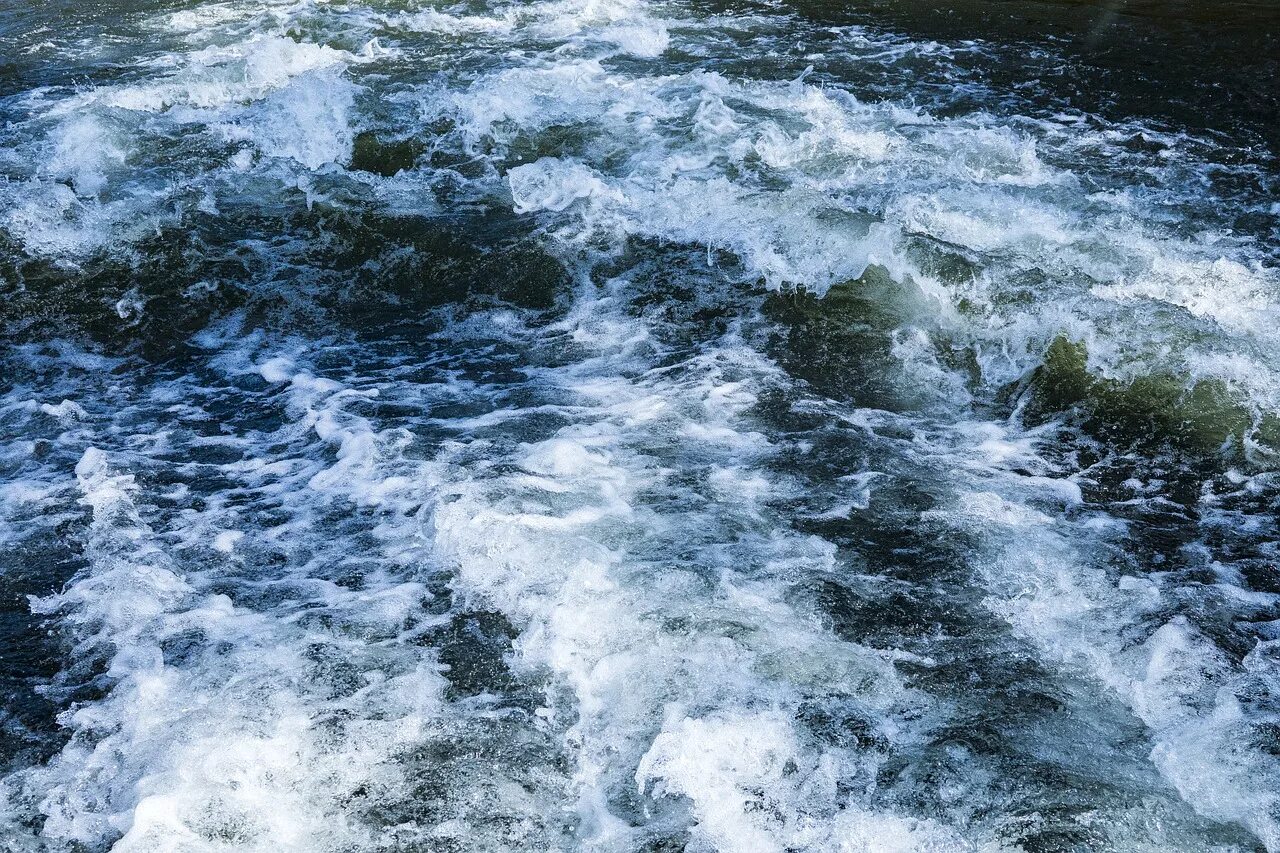 Сильное течение реки. Речная волна. Речка с волнами. Река с небольшими волнами. Волнение воды.