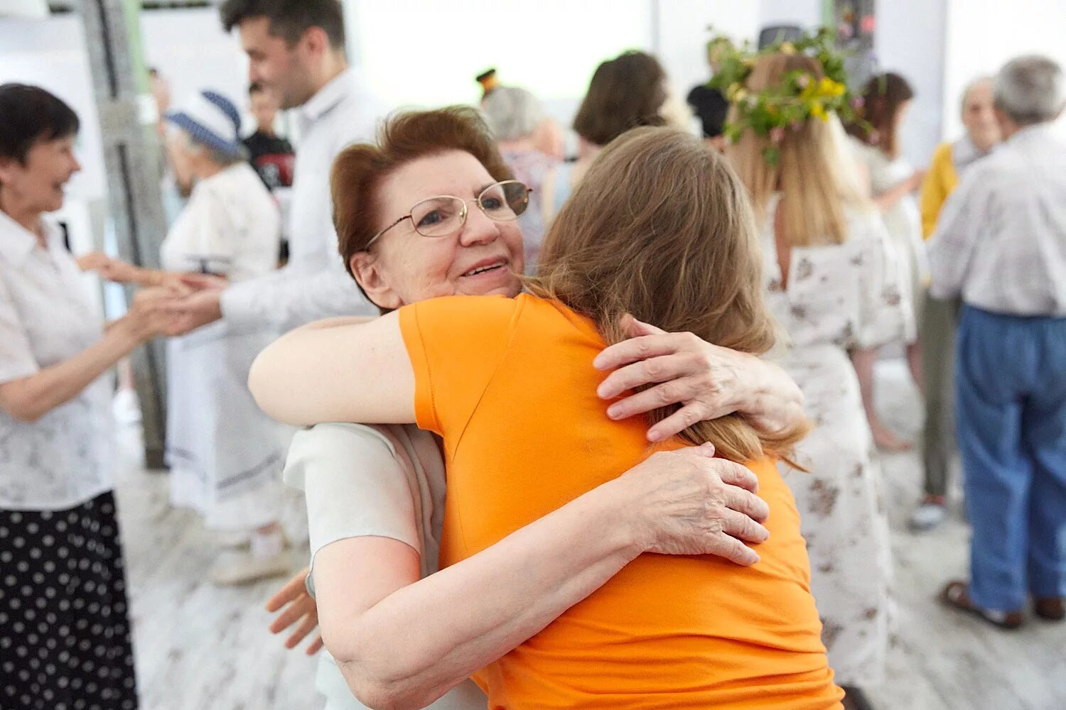 Помощь благотворительность. Поддержка человека. Люди нуждающиеся в помощи. Благотворительность фото.