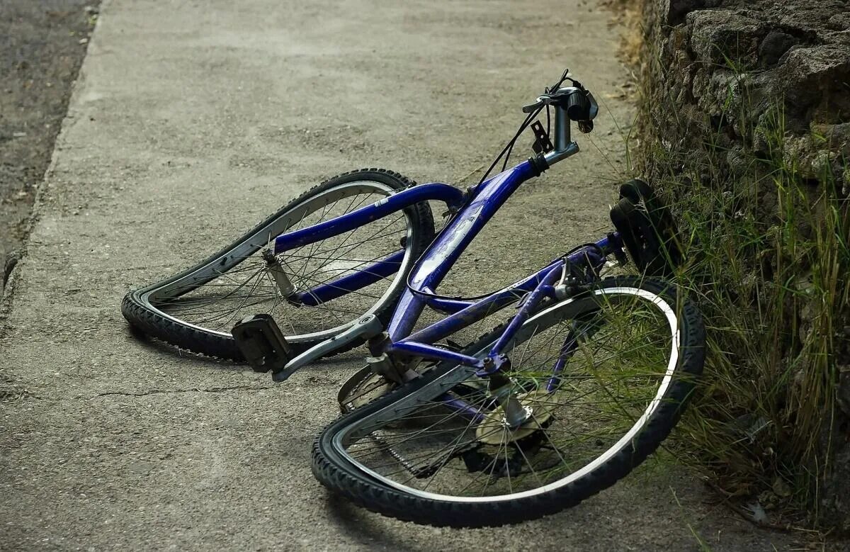 Broken bike. Поломанный велосипед. Разбитый велосипед. Велосипед сломался. Покореженный велосипед.