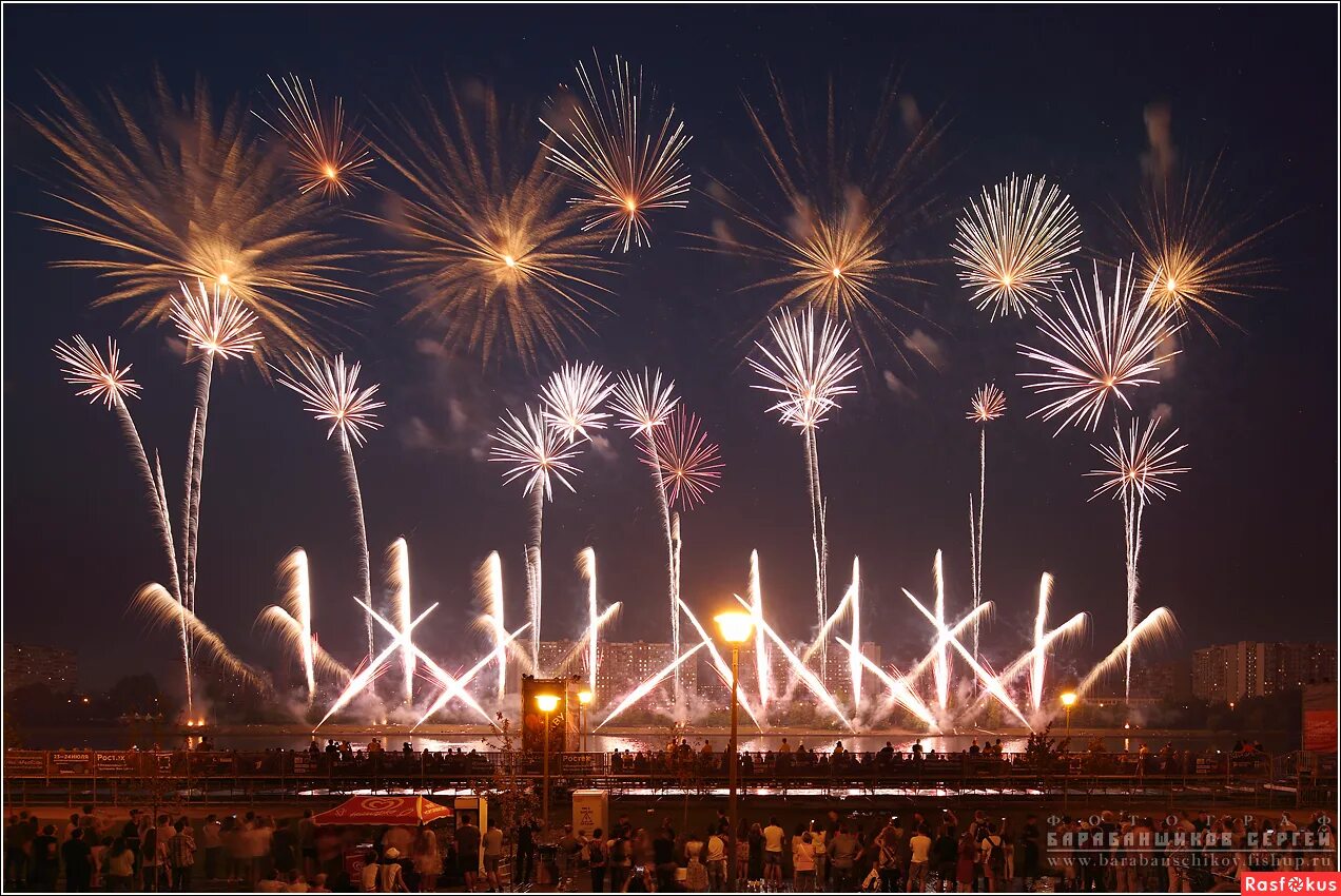 салют из окна. салют омск 2022. красивый фейерверк. фейерверки парнас. фейерверк светлане.