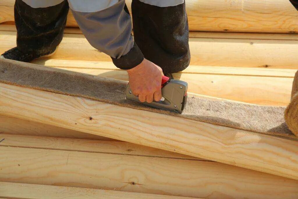 Конопатка сруба вилатермом. Конопатка оцилиндрованного бревна. Утепление бревен. Утепление бревен. Пакля для конопатки сруба.