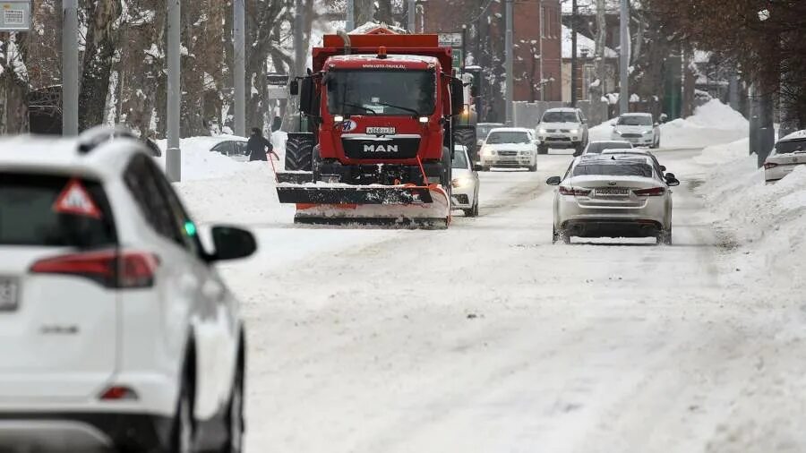 Циклон в южно сахалинске. Горный воздух сахалин. Сахалин 2010 год снежные заносы пассажиры поезда шли пешком. Мчс россии южно-сахалинск пурга. Зимние дороги на сахалине.