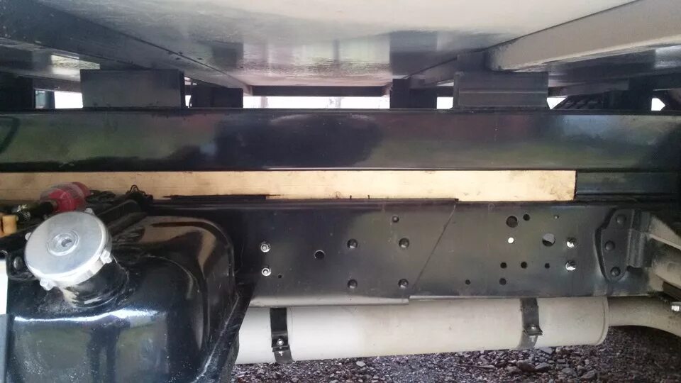 Крепление кузова газель. Номер рамы газель 3302. Крепление кузова к раме газель 3302. Кронштейн крепления кузова газель 3302. Крепление рамы газель 3302.