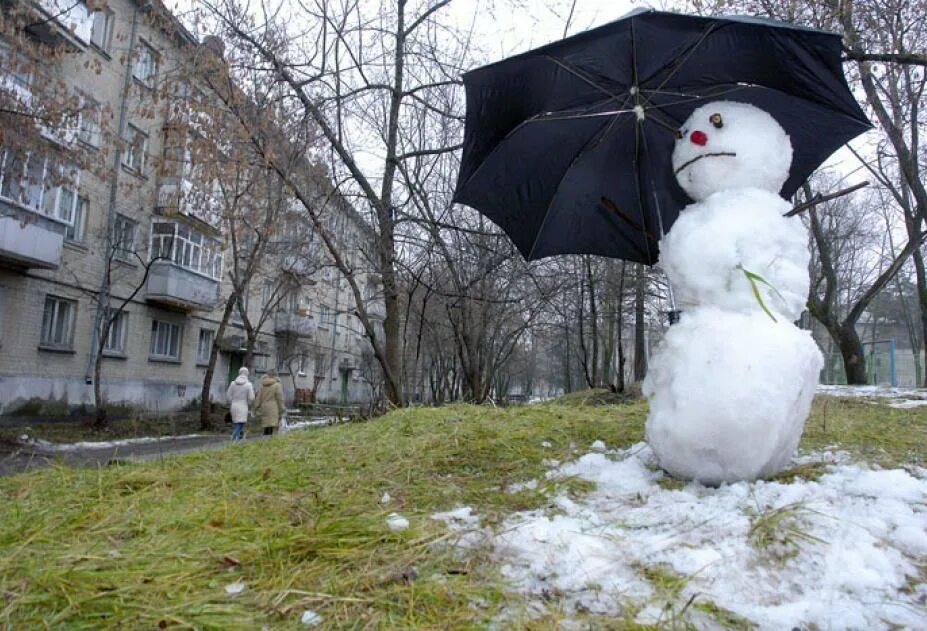 Почему без снега. Теплая зима. Снеговик с зонтом. Аномально теплая зима. Новый год без снега.