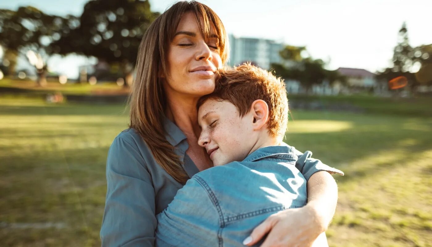 мама и подросток. молодой парень влюбился во взрослую. мама и подросток. родители и дети. милая мама фото с подростком.