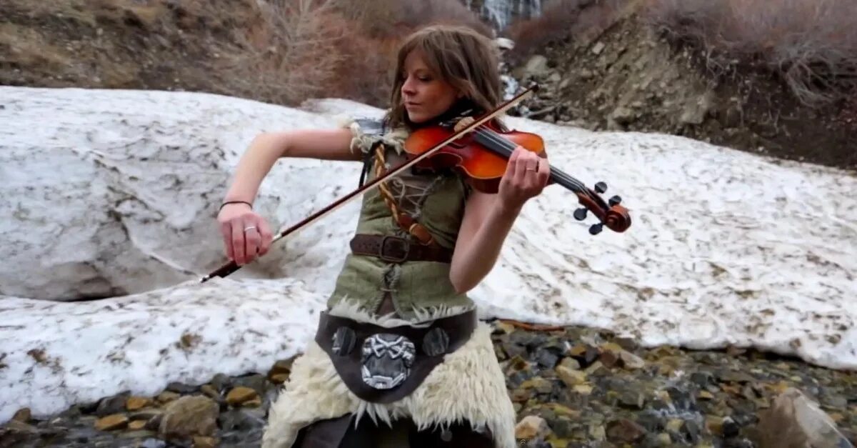 Lindsey stirling eye of the untold her. Линдси Стирлинг. Линдси скрипка. Lindsey Stomp Линдси Стирлинг.