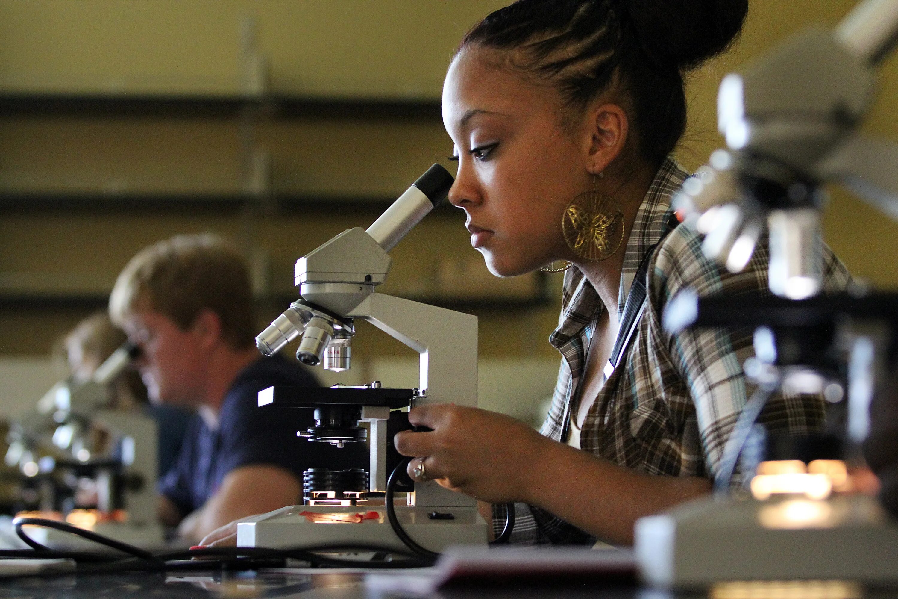 Студент биолог. Вуз биологии США. Урок биологии на универе. Девушка с микроскопом.