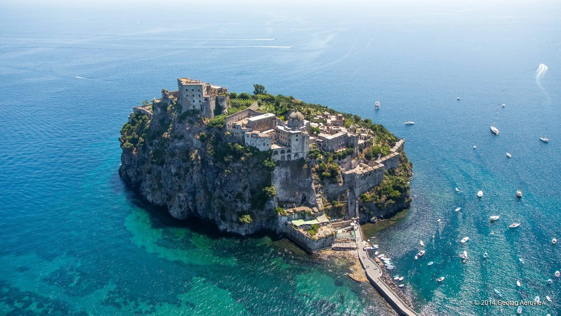 Неаполь остров Искья. Остров Искья в неаполитанском заливе. Средиземное море остров Искья. Искья скала Италия.